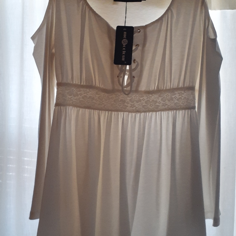 Womens beautiful white top. Scoop neck with tie front. Flattering on .